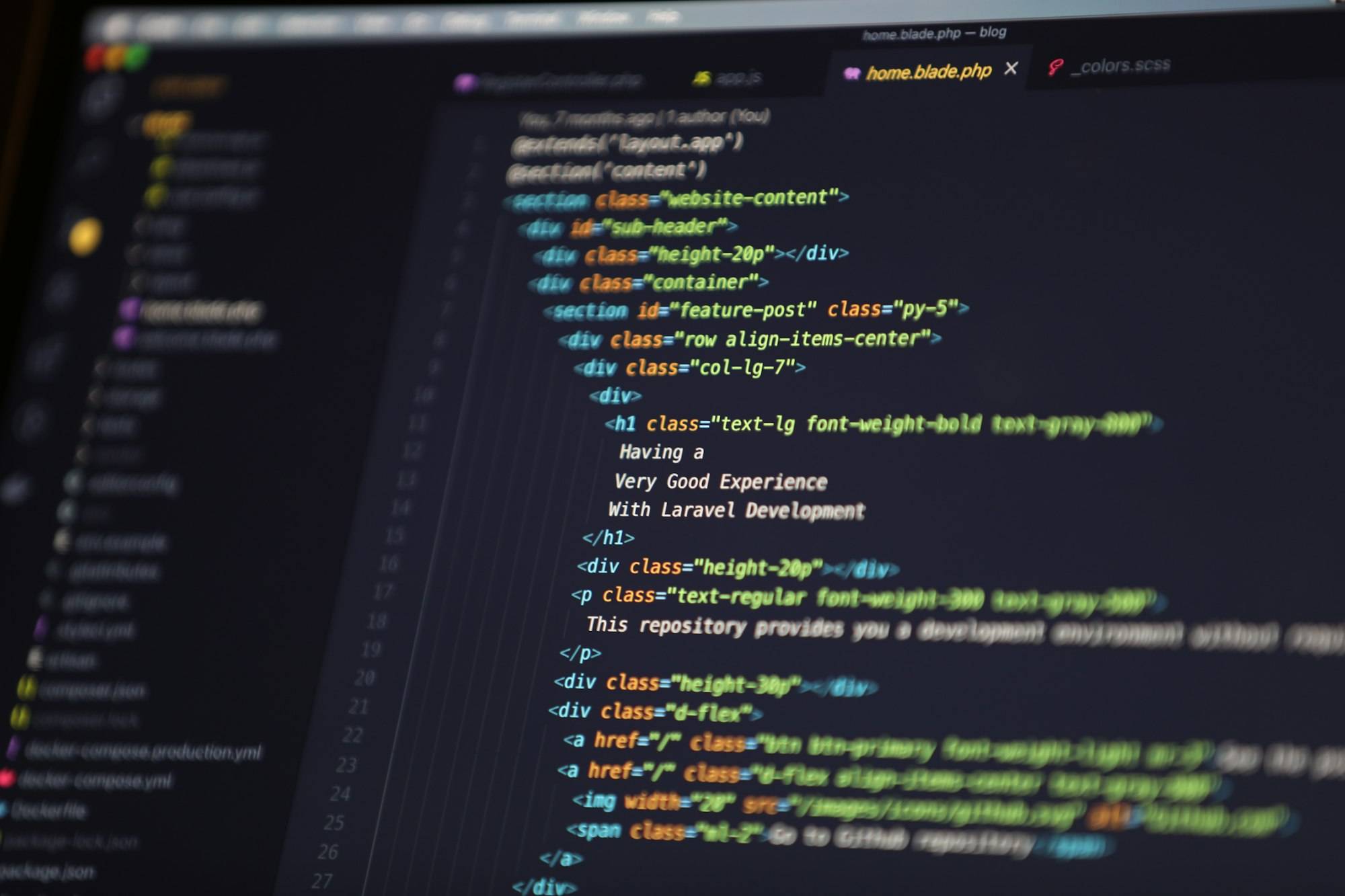 Code-Editor mit dem HTML-Template einer Website auf einem dunklen Bildschirm